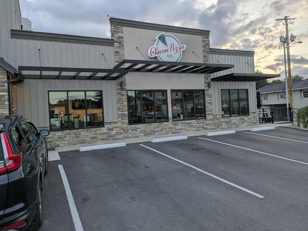 Charm Pizza Co. restaurant à Millersburg, OH