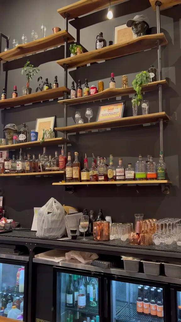 Warped Wing Barrel Room & Smokery - Springboro_Springboro, OH_slider_imagen_2