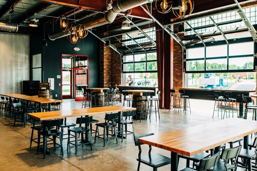 Warped Wing Barrel Room & Smokery - Springboro_Springboro, OH_slider_imagen_3