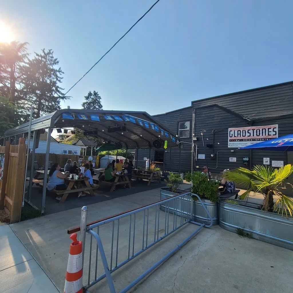 Slwpdx_GLADSTONES EAT DRINK SPORTS_Gladstone, OR_reseña