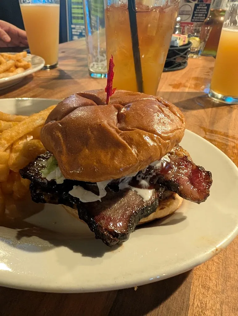 GLADSTONES EAT DRINK SPORTS_Gladstone, OR_slider_imagen_3