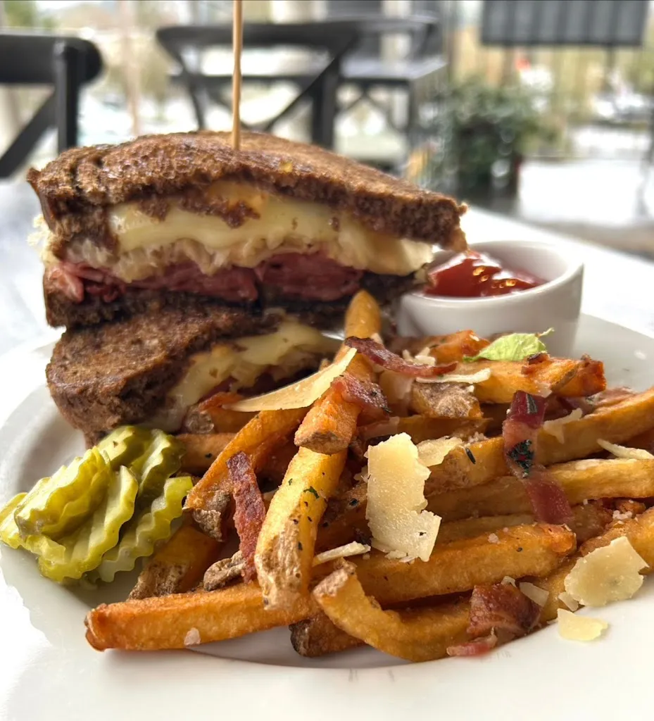 Baird's On B Bar & Grill_Lake Oswego, OR_slider_imagen_3