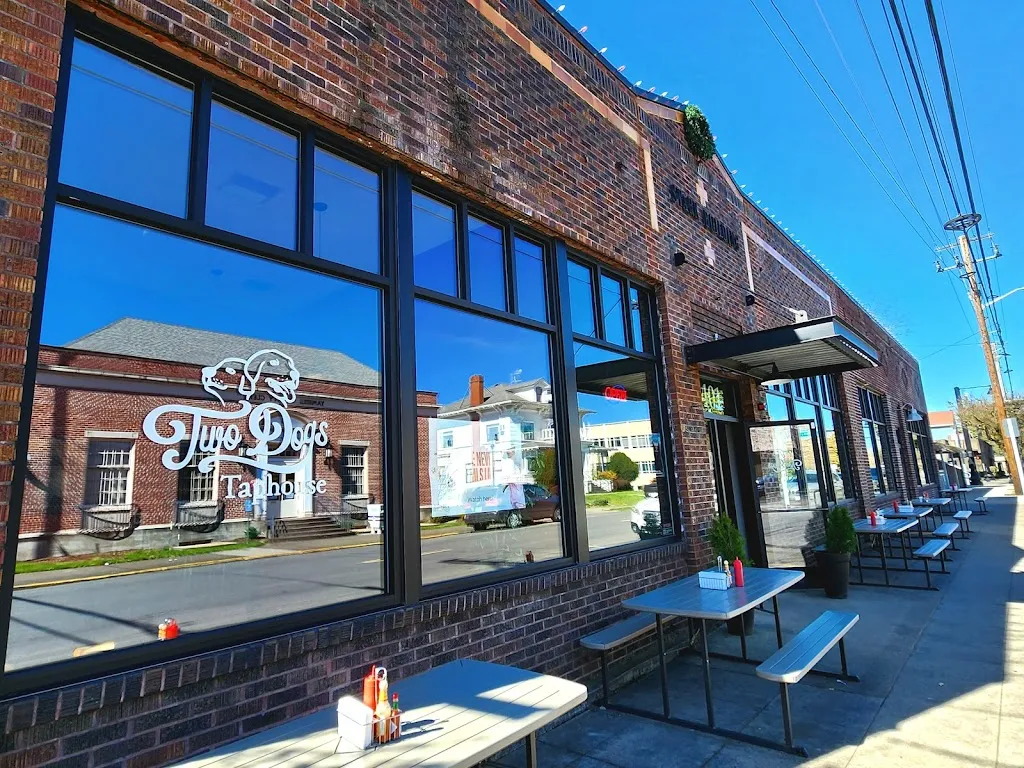 Two Dogs Taphouse restaurante en McMinnville, OR