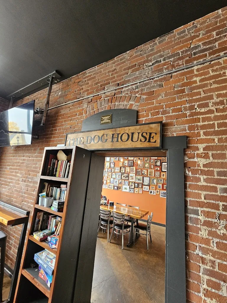 Two Dogs Taphouse_McMinnville, OR_slider_imagen_2