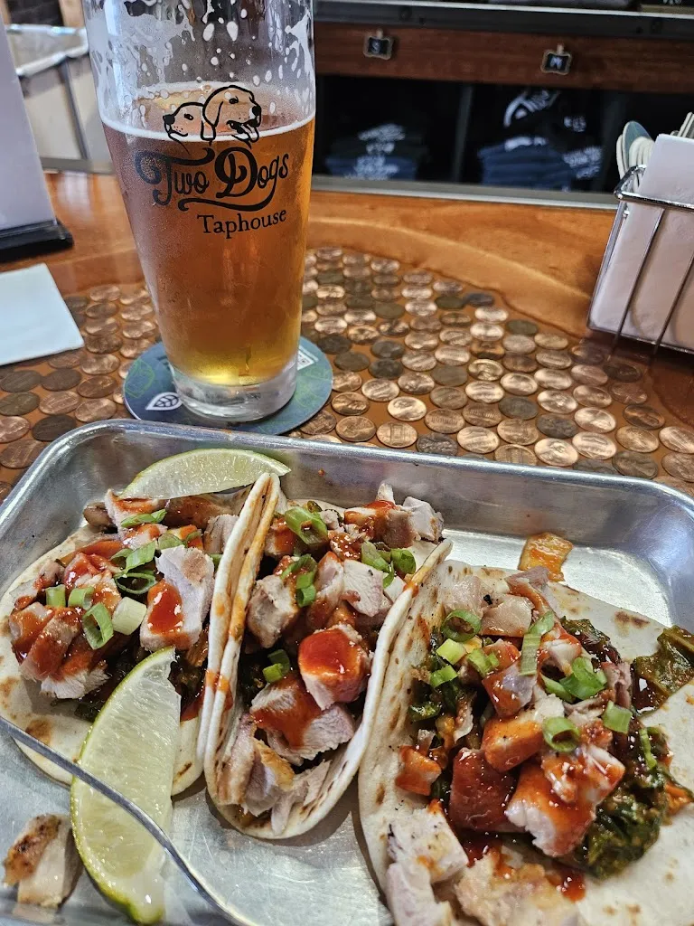 Two Dogs Taphouse_McMinnville, OR_slider_imagen_3