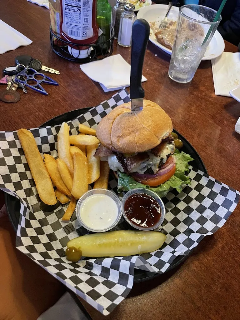 Christian Loring_Ranch Tavern_Oak Grove, OR_reseña