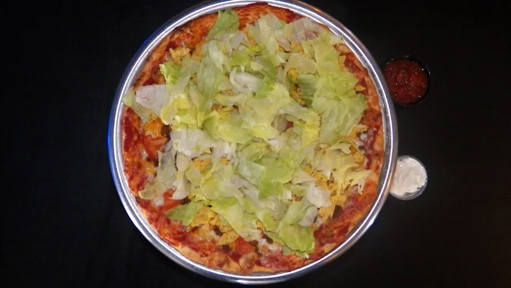 Lilja's Premiere Pizza_Delmont, PA_slider_imagen_2