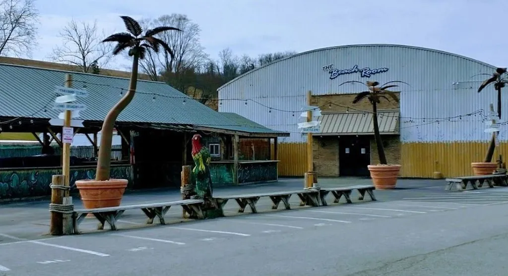 Jennet Rollace_Tiki Bar_Finleyville, PA_reseña