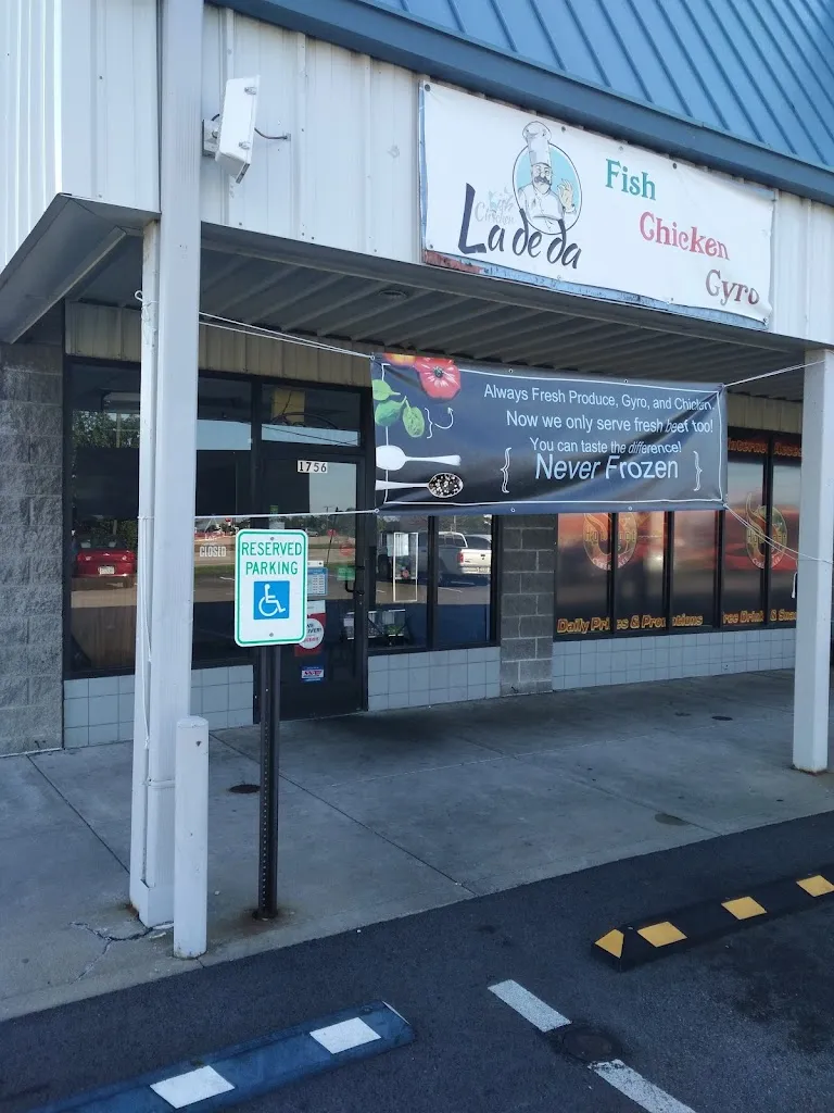 LaDeDa Fish, Chicken & Gyro restaurante en North Versailles Township, PA
