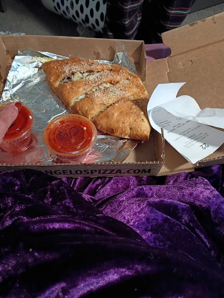 LayLay Russell_Fat Angelo's_North Versailles Township, PA_reseña