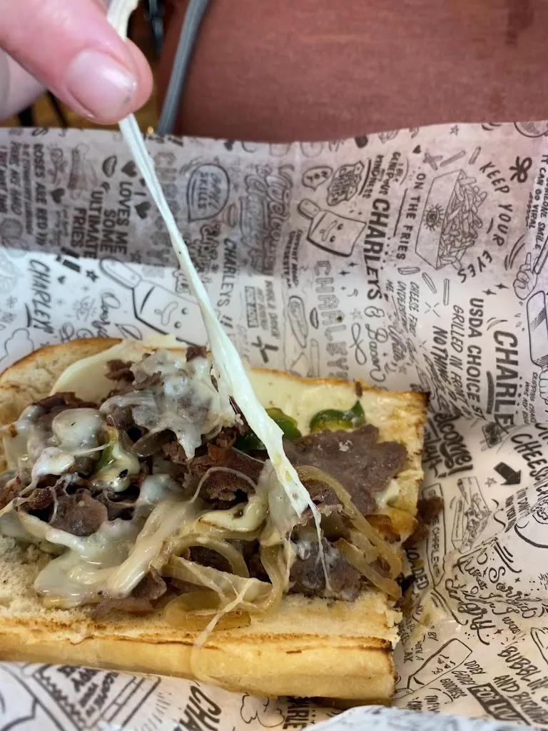 Charleys Cheesesteaks and Wings restaurante en North Versailles Township, PA