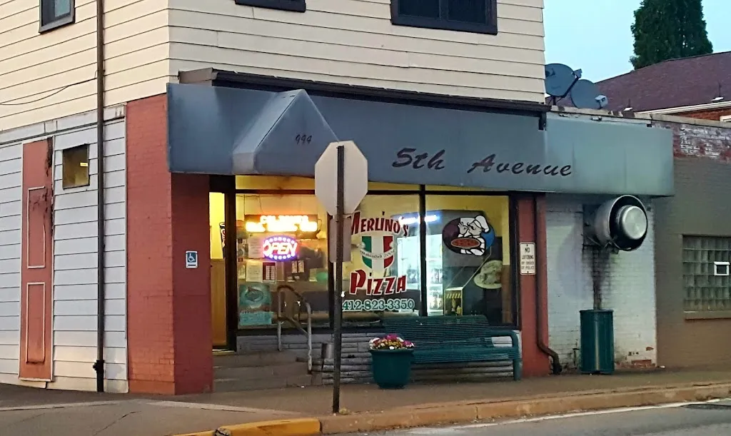 Merlinos Pizza restaurante en East McKeesport, PA
