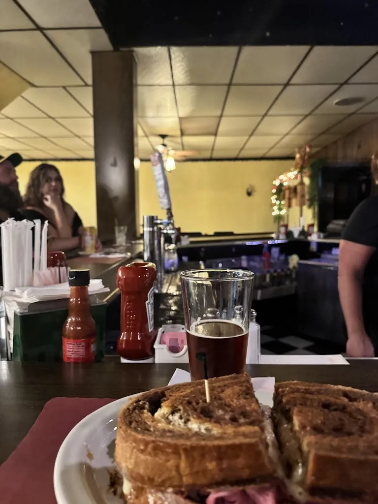 Ed Noschese_Emil's Lounge_Rankin, PA_review