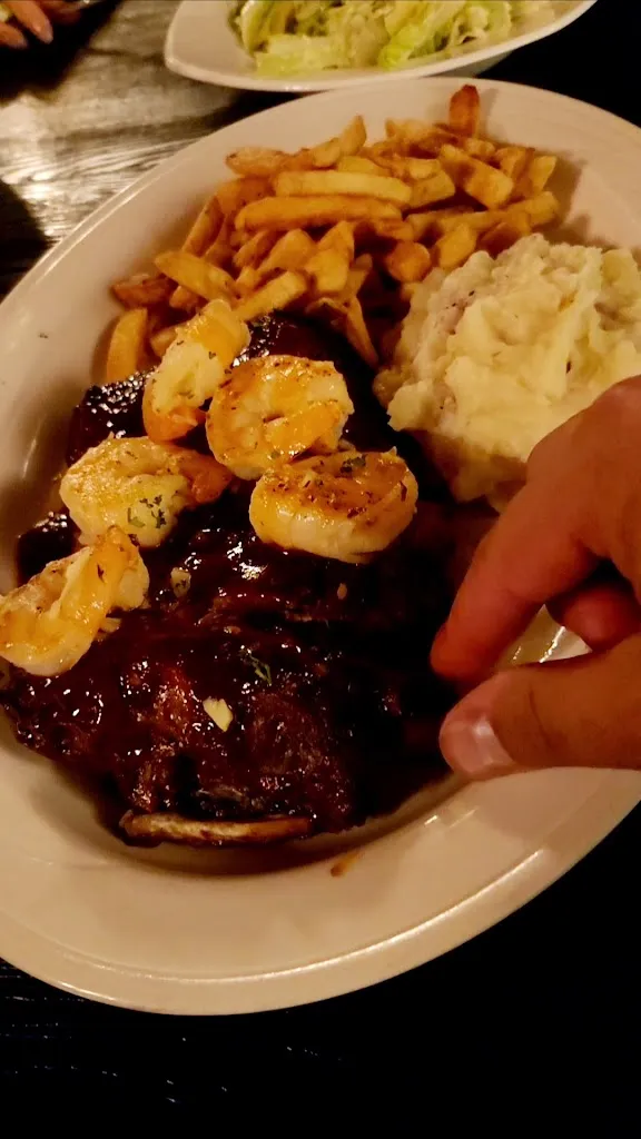 Bully's Restaurant & Pub_Columbia, PA_slider_imagen_2