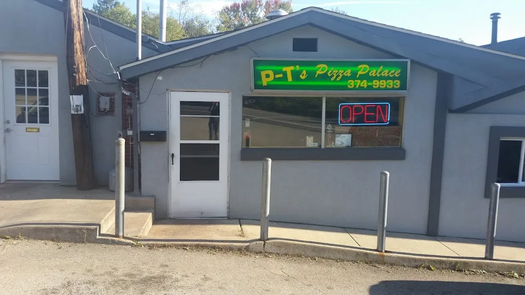 P T's Pizza restaurante en Trafford, PA