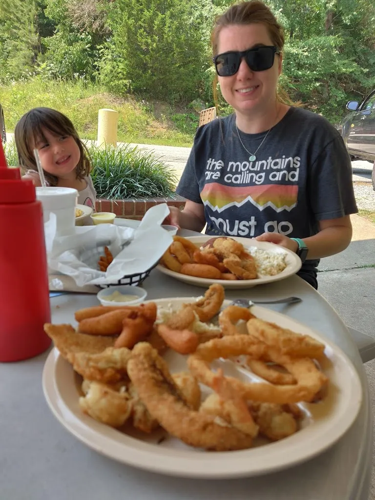 Bernie Leal_Bailey's Fish Camp_Blacksburg, SC_review