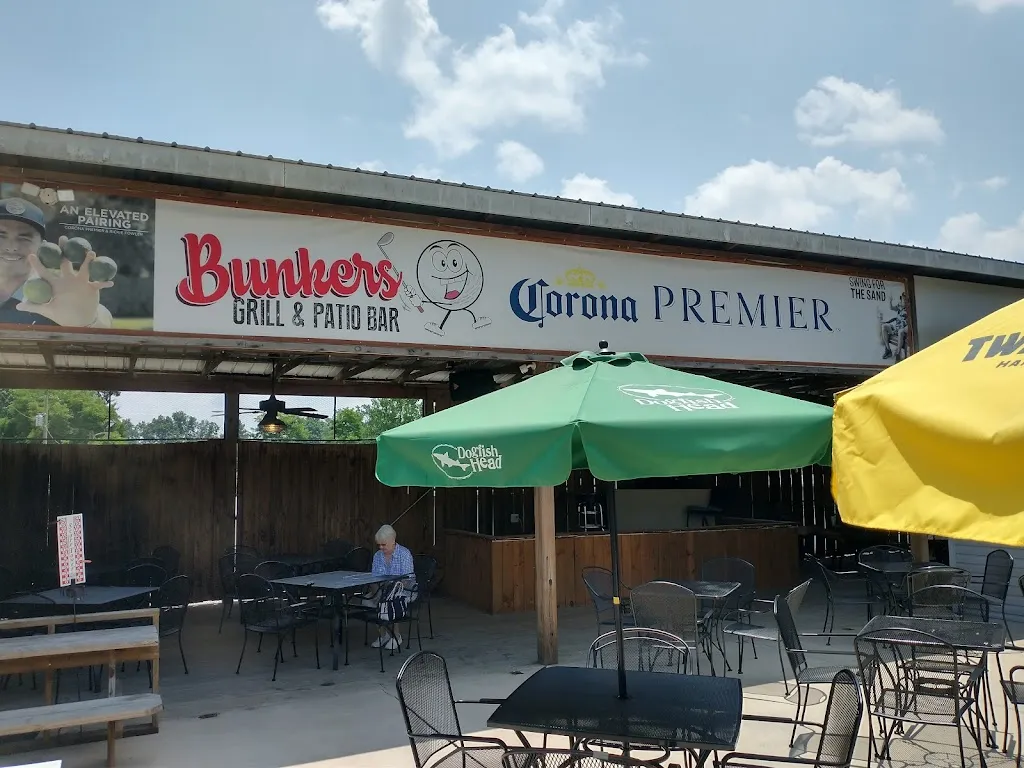 Bunkers Grill and Patio Bar restaurant in 750 US-70, Crossville
