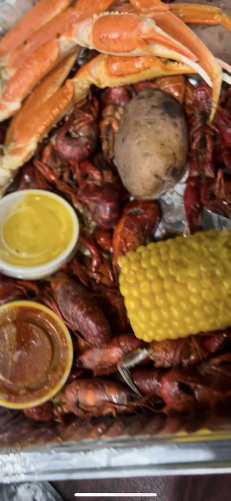Davion Guss_Pirogue's Seafood Shack_Baton Rouge, LA_review