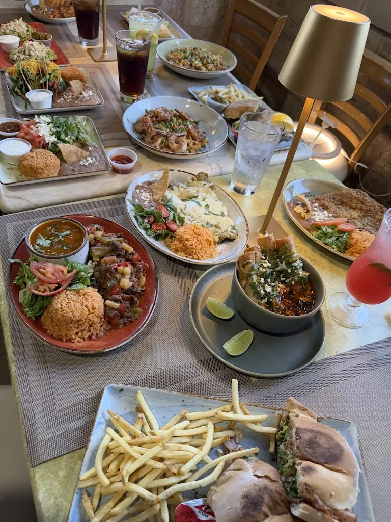 Brianda S V_Cosmos Bar & Grill_Laredo, TX_avis