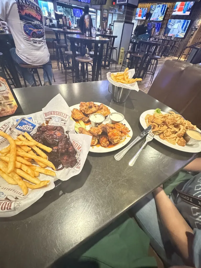 Josh F_Bombshells Restaurant & Bar_Pflugerville, TX_avis
