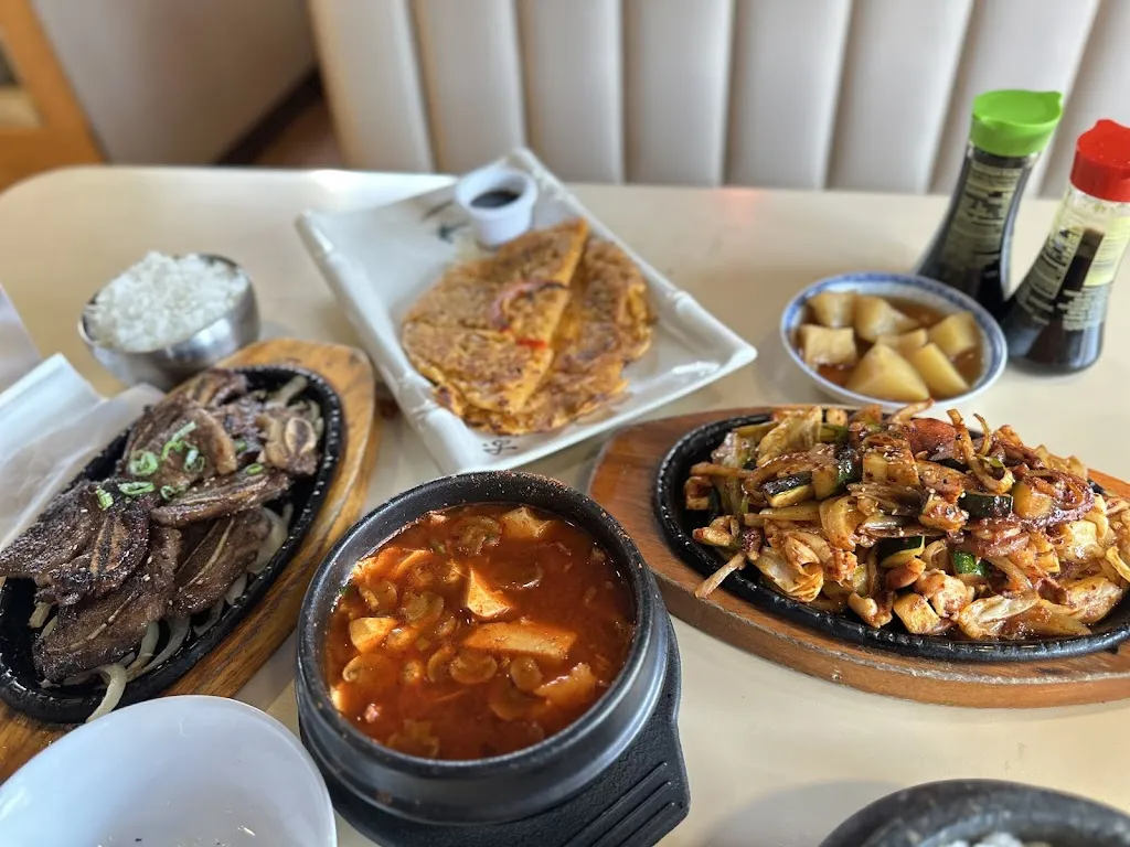 Itto Sushi and Myung Ga Restaurant_3353 Decker Lake Dr, West_slider_bild_3