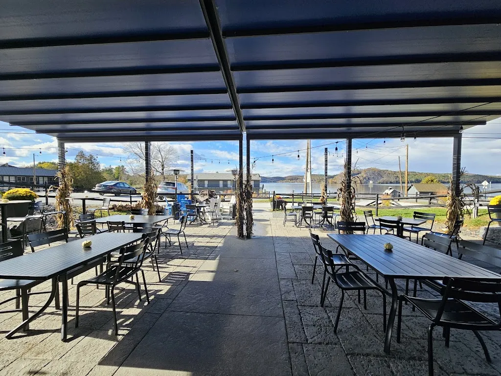 Lake Bomoseen Lodge Taproom restaurante en Bomoseen, VT
