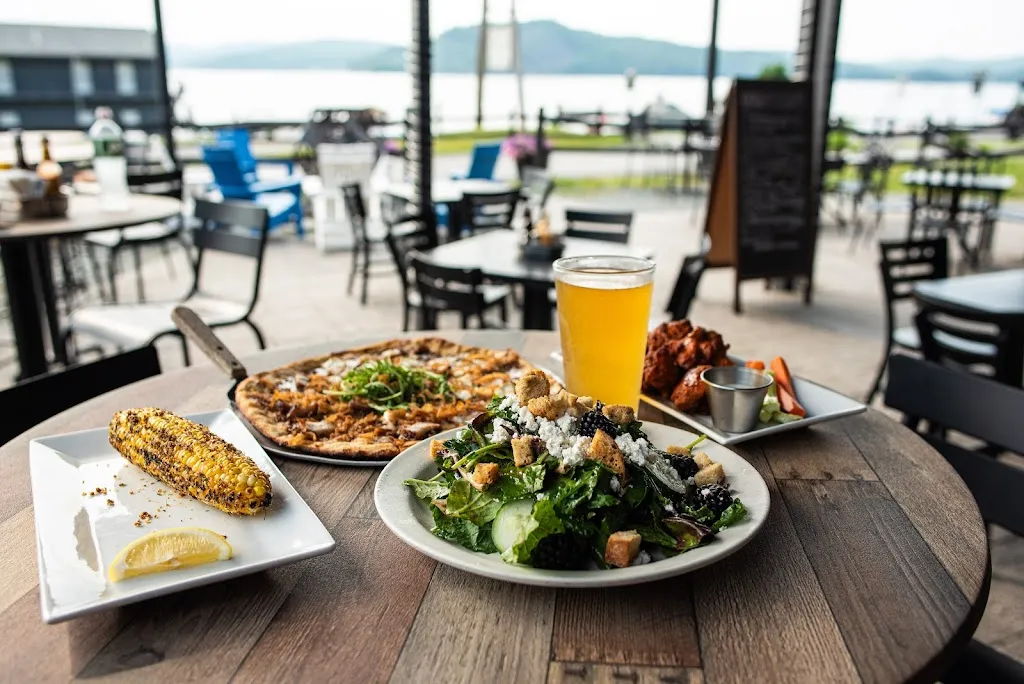 Lake Bomoseen Lodge Taproom_Bomoseen, VT_slider_imagen_2