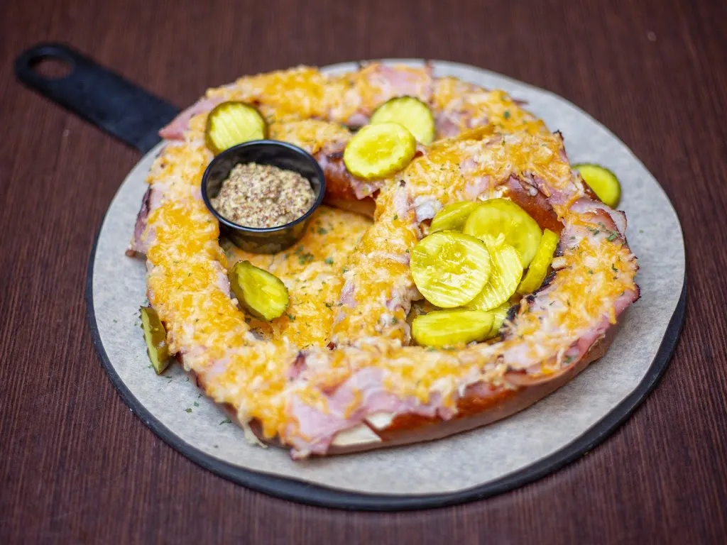 8900 Bar & Bistro_Brown Deer, WI_slider_imagen_3