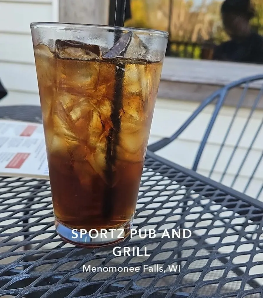 Leslie Schultz_Sportz Pub and Grill_Menomonee Falls, WI_avis