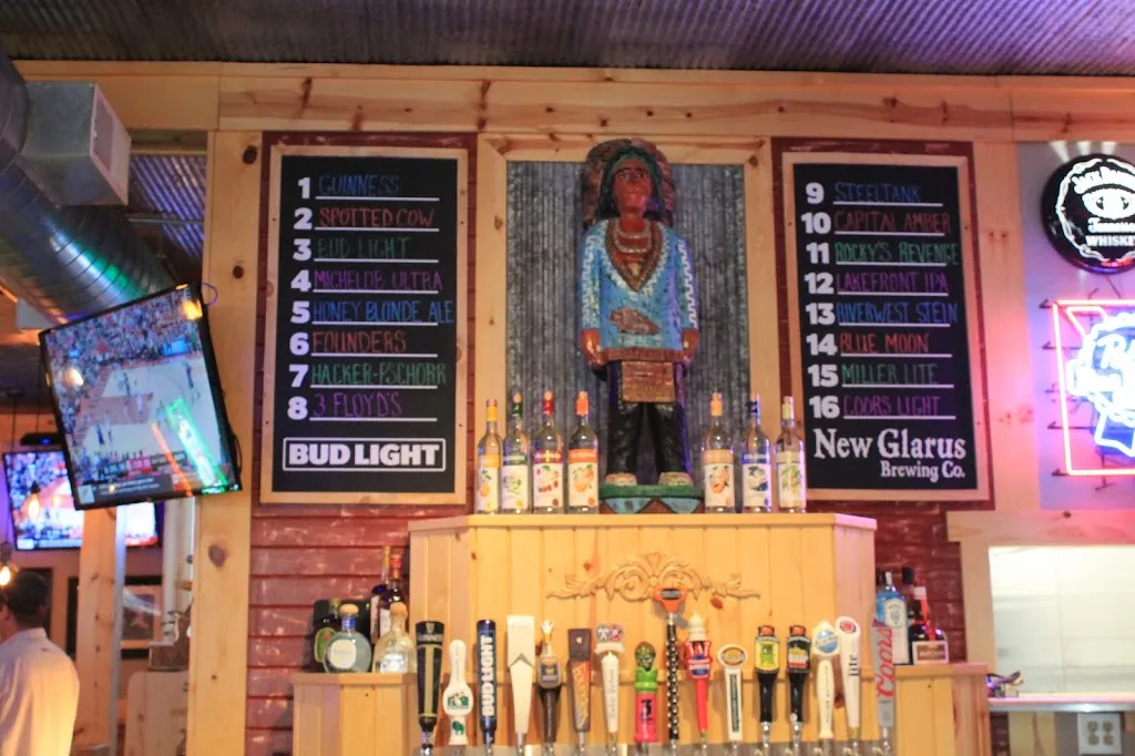 The Alumni Club Tavern & Eatery restaurant à Appleton Ave, Menomonee