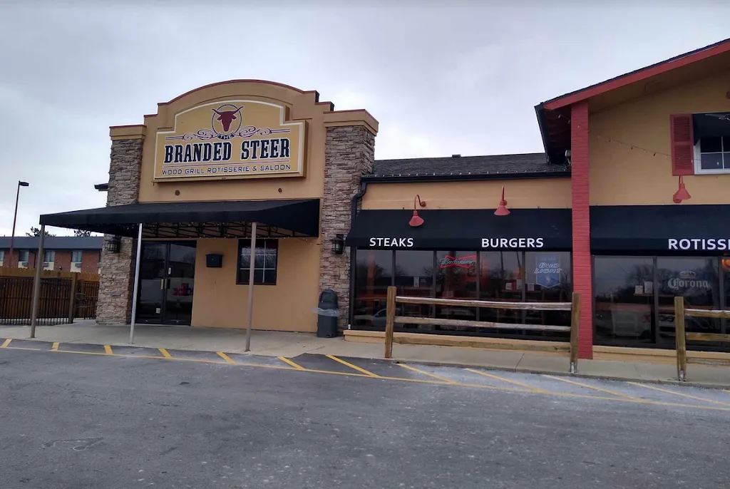 The Branded Steer | Wood-Grilled Rotisserie & Saloon restaurante en Oak Creek, WI