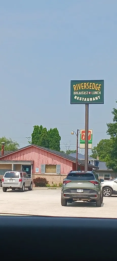 Chrise Halverson_Rivers Edge Restaurant_Saukville, WI_reseña