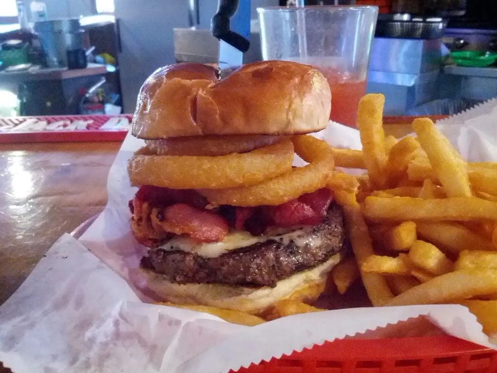 Drifters Bar & Grill_Salem Lakes, WI_slider_imagen_2