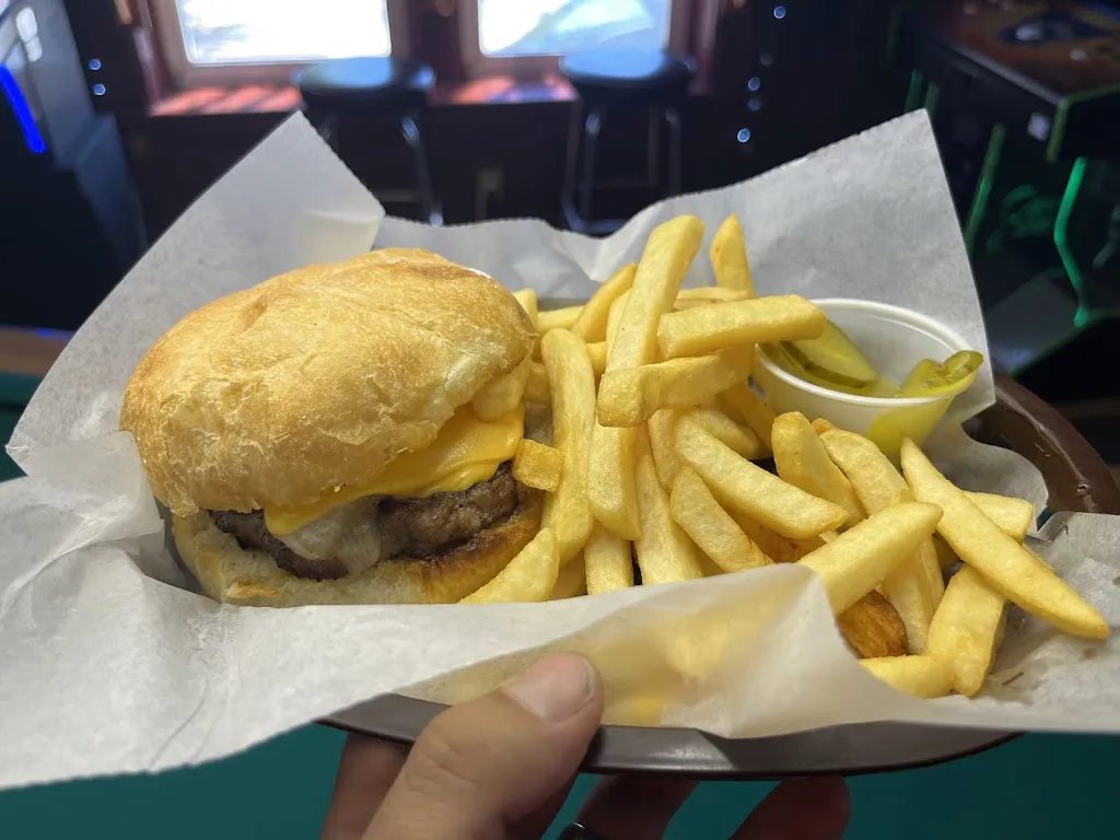 Vintage Hunter_J'Sports Bar & Grill_Saukville, WI_reseña