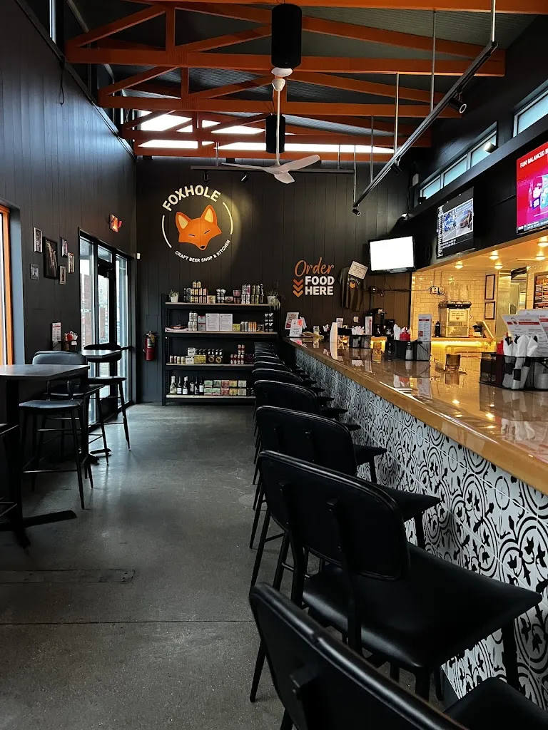 Bethany Adams_Foxhole Craft Beer Shop & Kitchen_Shorewood, WI_reseña
