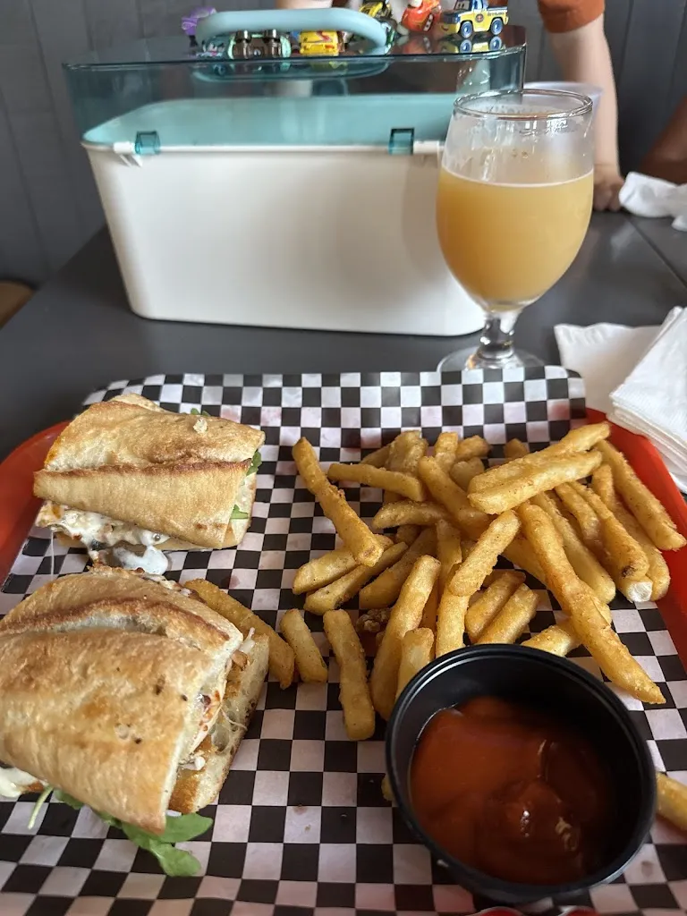 Ryan Hoffman_Foxhole Craft Beer Shop & Kitchen_Shorewood, WI_review