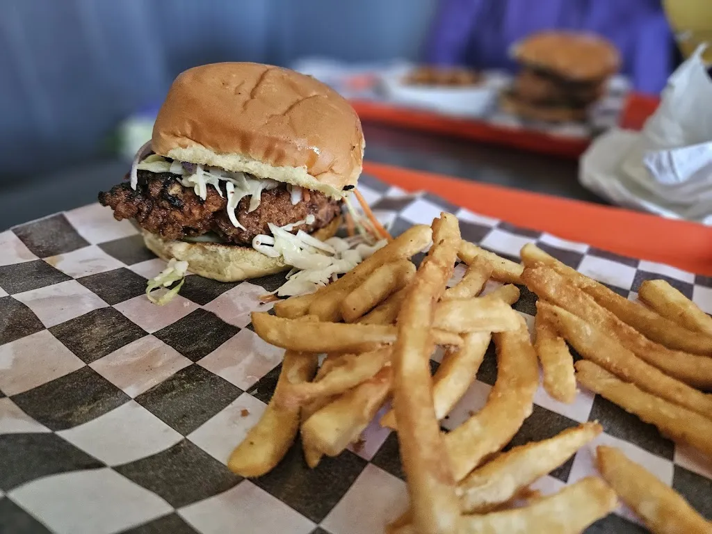 Foxhole Craft Beer Shop & Kitchen_Shorewood, WI_slider_imagen_2