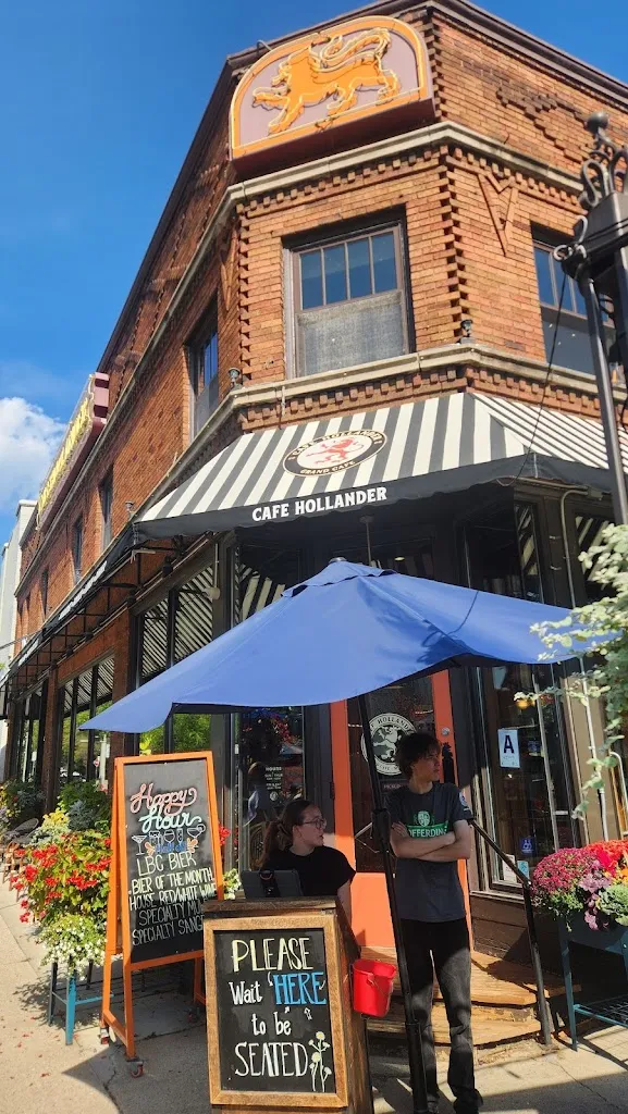 Café Hollander - Downer_Milwaukee, WI_slider_imagen_3