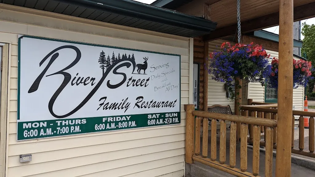 Riverstreet Family Restaurant restaurante en Spooner, WI