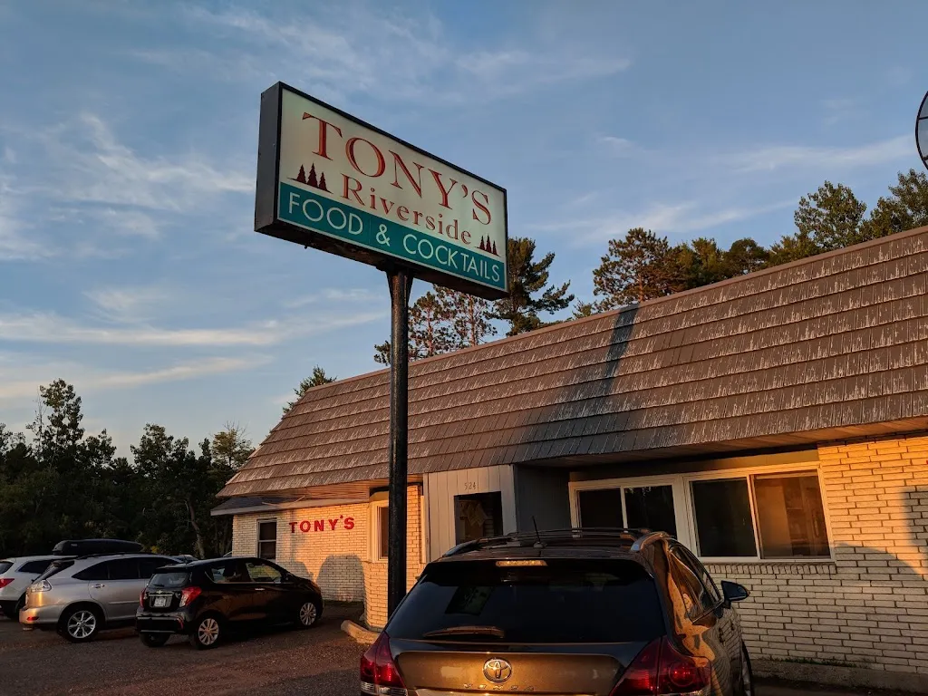 Tony's Riverside restaurante en Spooner, WI