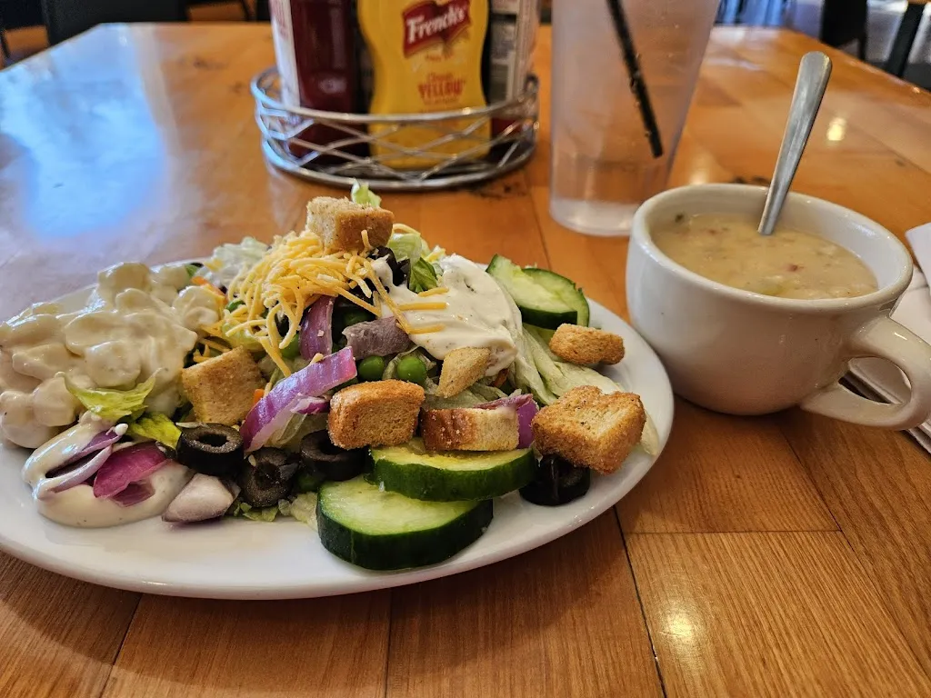 Lauren Henkelman_Tracks Bar and Family Dining_Spooner, WI_reseña