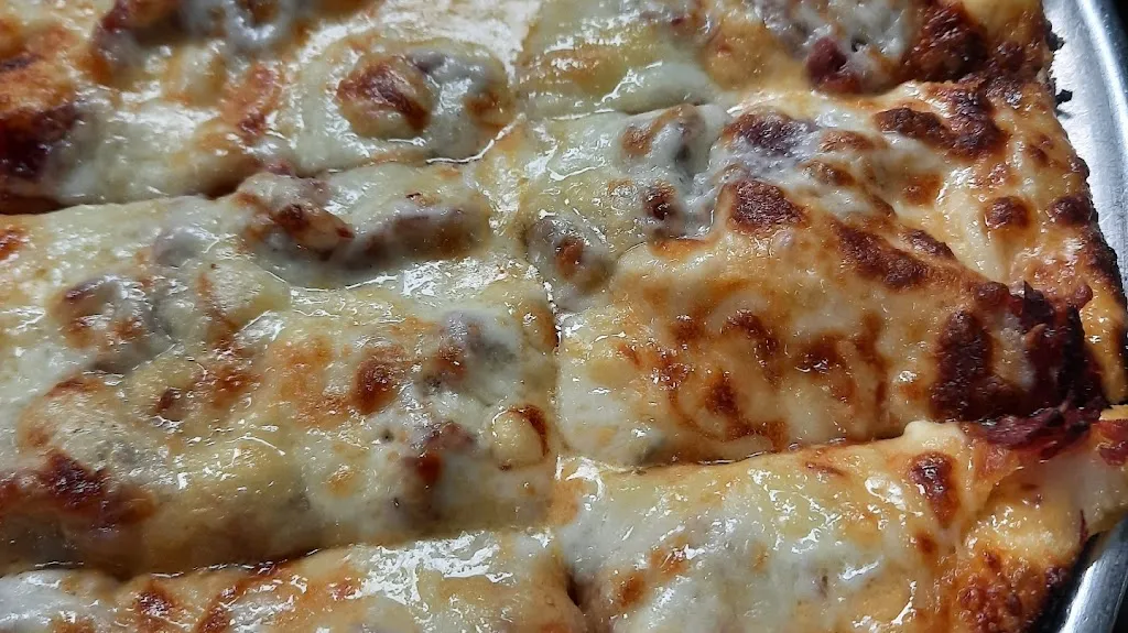 Lake Country Pizza restaurant in Turtle Lake, WI