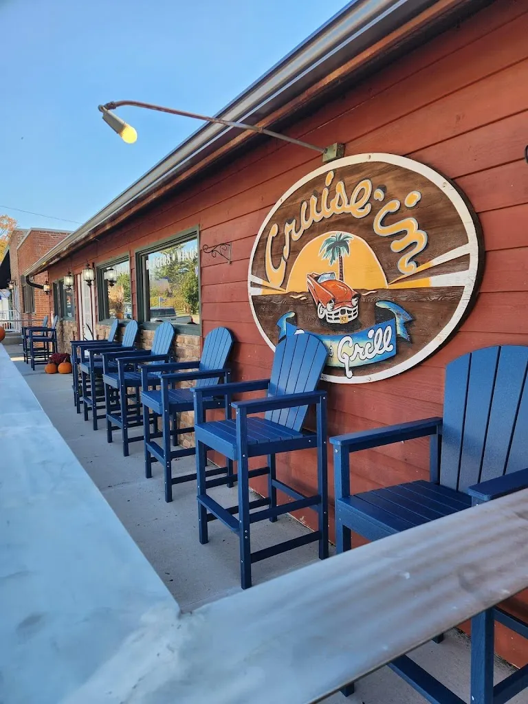 Siemers Cruise-In Bar & Grill restaurant in Walworth, WI