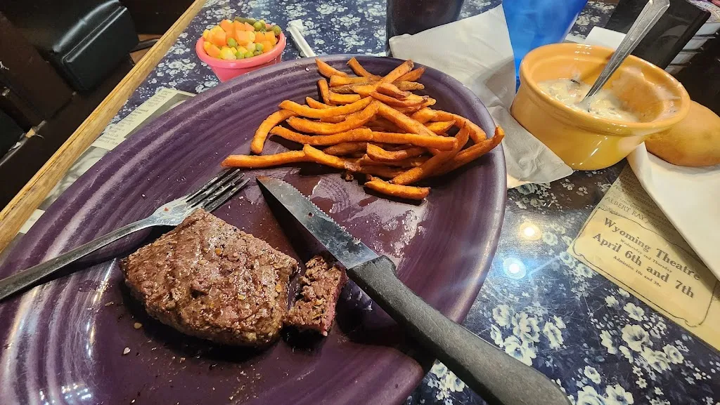 Pat Bermudez_Broncho Grill House & Bar_Torrington, WY_avis