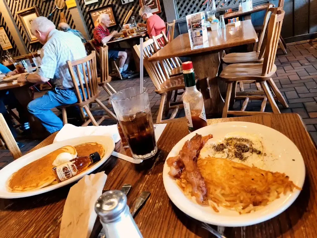 Cracker Barrel Old Country Store_Seffner, FL_slider_image_2