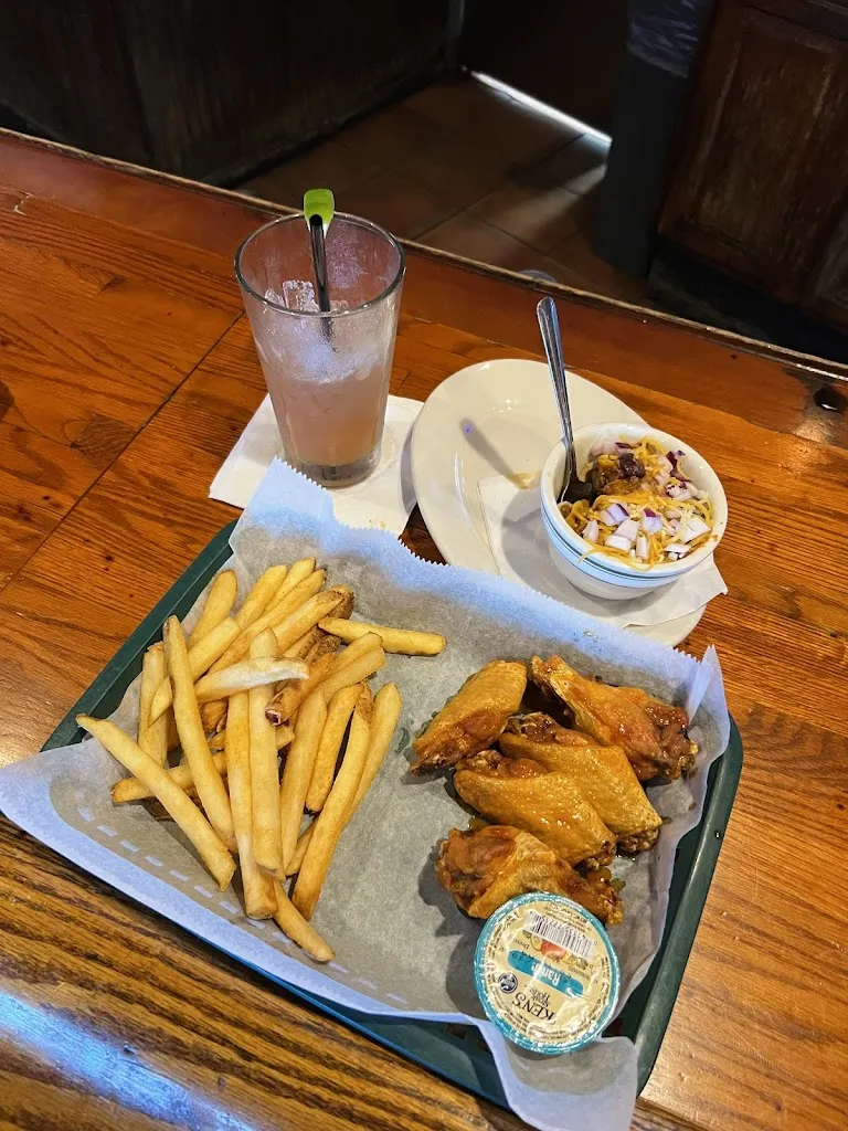 Stephanie Lopez_The Woods Bar and Grille_Tampa, FL_review