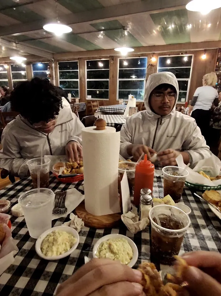 Fat Willie's Fish Camp restaurant in Valrico, FL