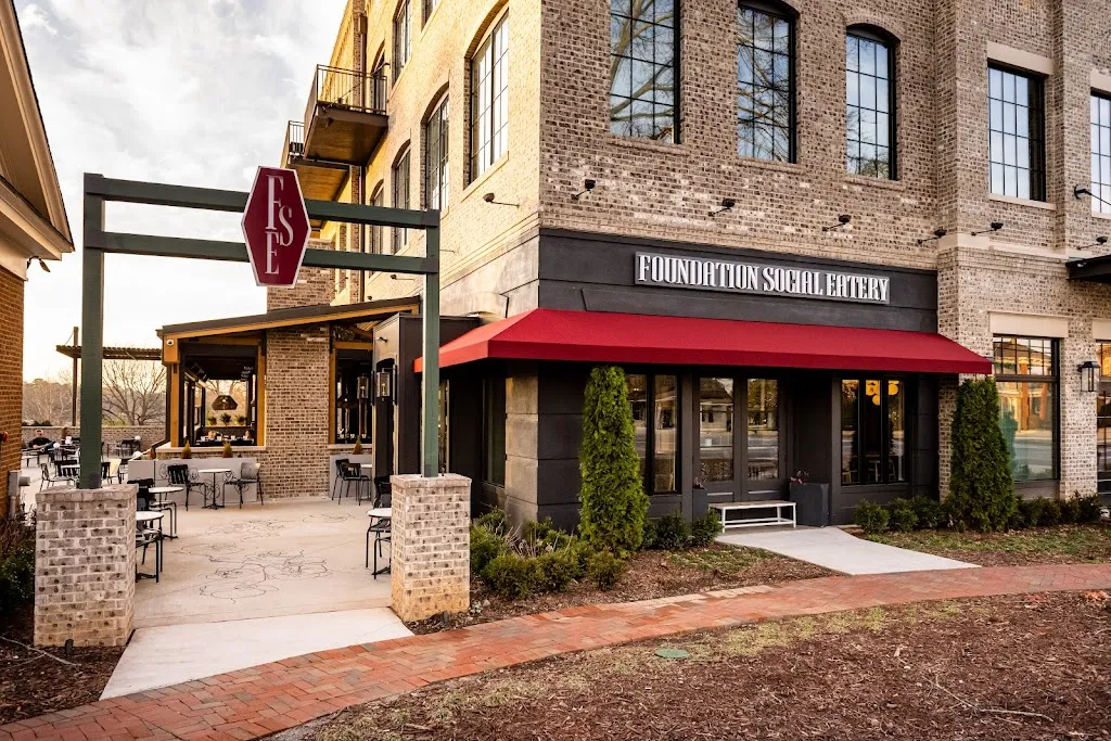 Foundation Social Eatery restaurante en Alpharetta, GA