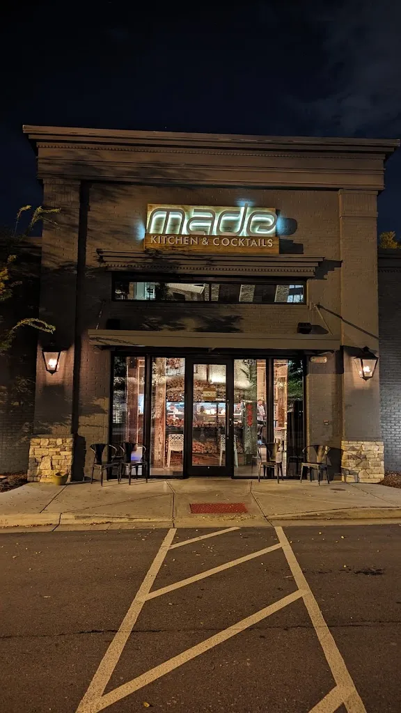 Made Kitchen & Cocktails restaurante en Alpharetta, GA